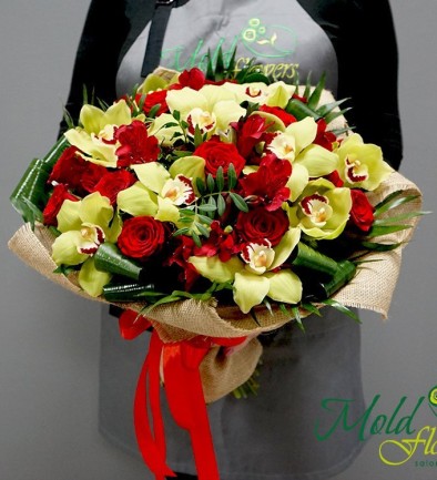 Buchet cu trandafiri rosii si orhidee verde ,,Valsul florilor'' foto 394x433